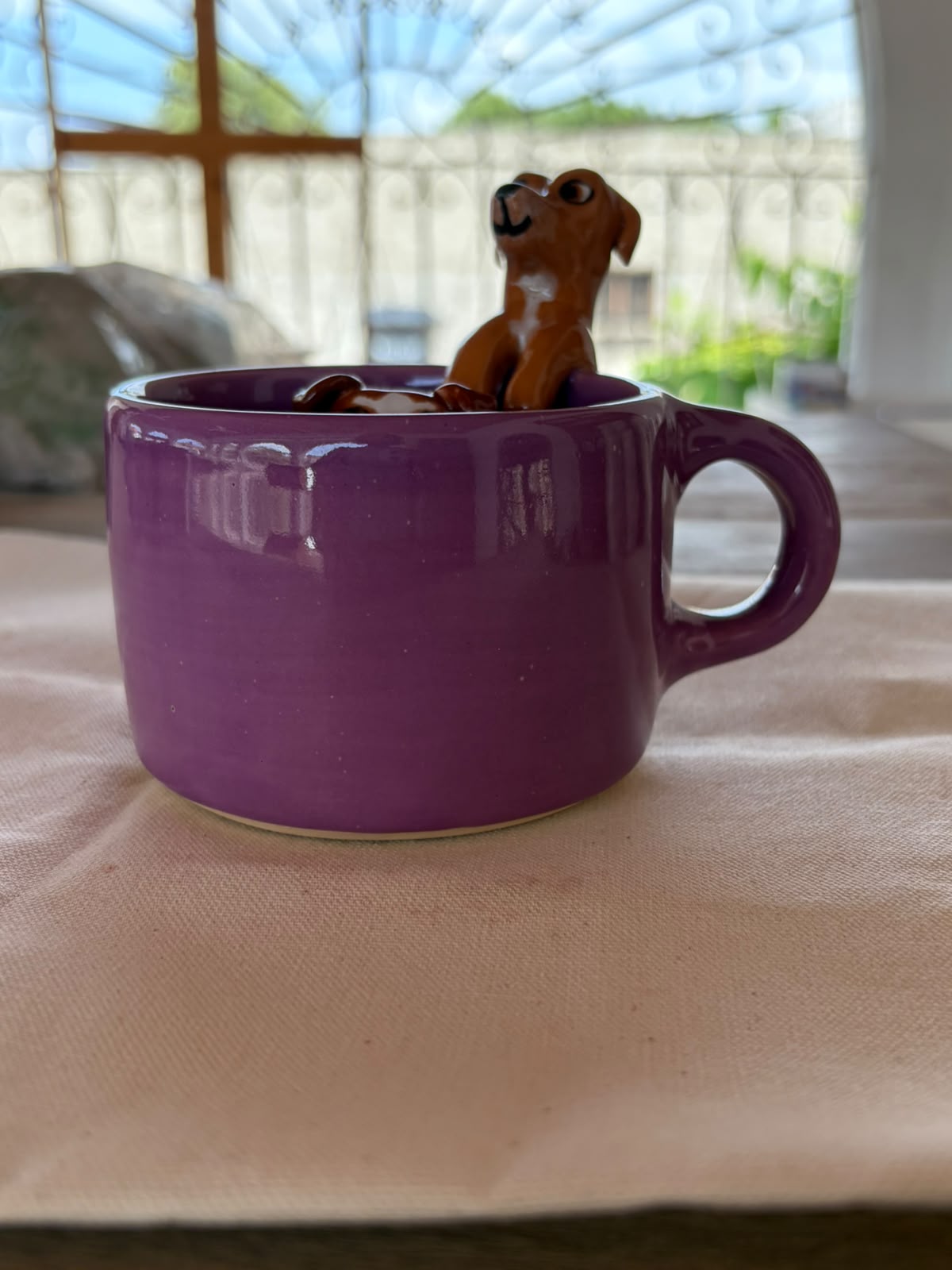Perrito esculpido erguido y curioso cuidando cada sorbo en taza esmaltada terminada ✨🐾