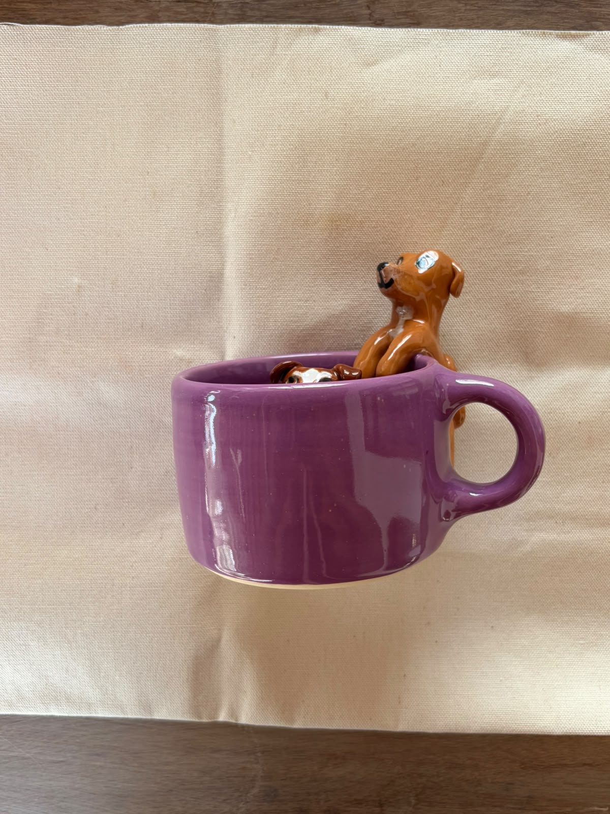 Taza lavanda con perrito en relieve asomándose a saludarte en cada café ☕💜