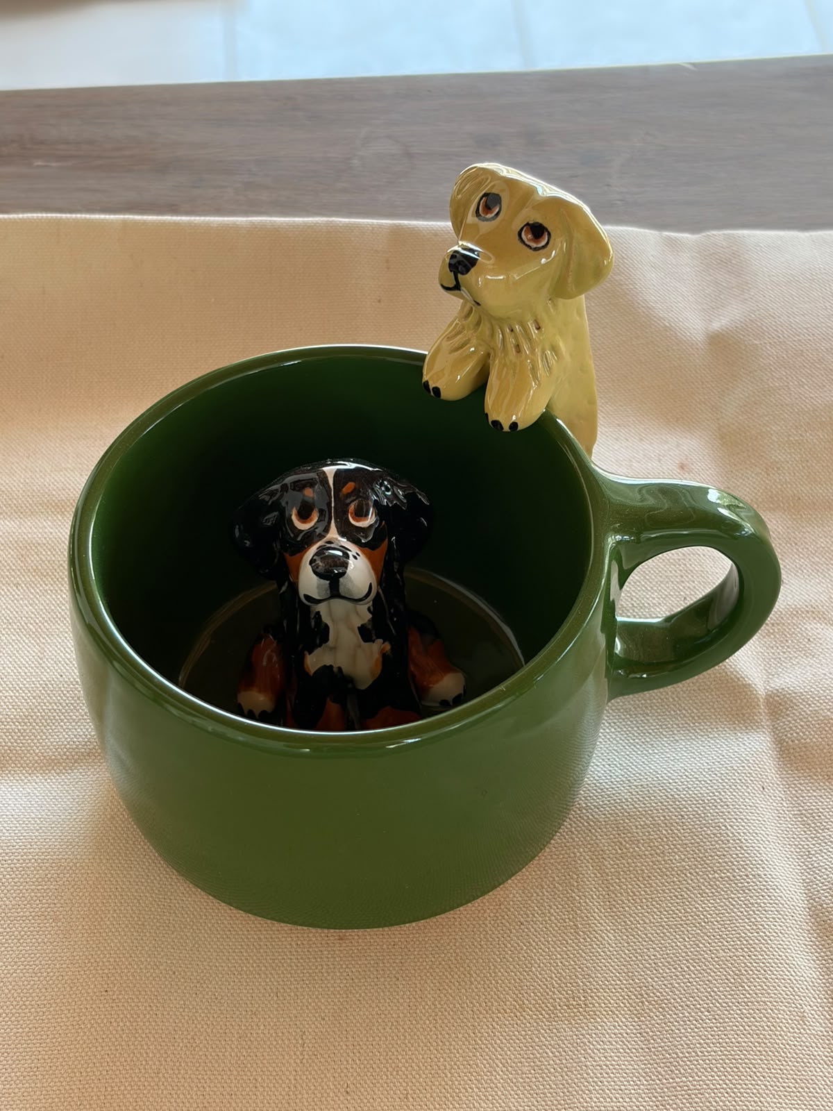 Verde bosque con perrito caramelo en el borde y sorpresa en el fondo 🌿